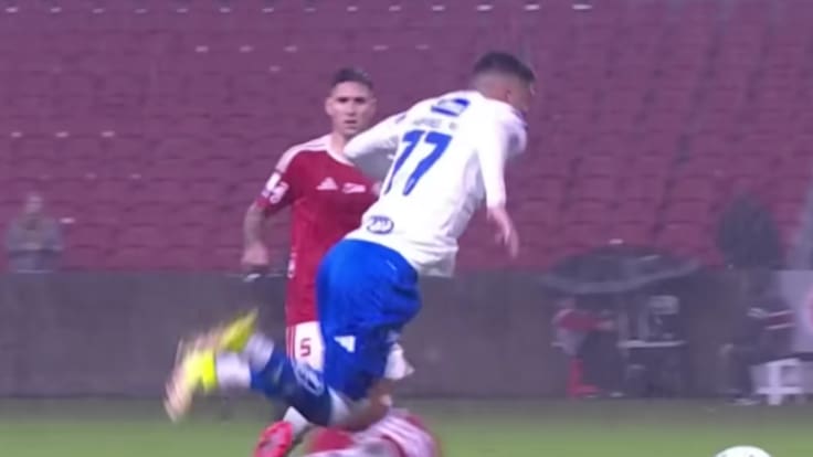 Escalofriante: compañero de Maripán fractura a un rival con brutal planchazo en el debut del chileno