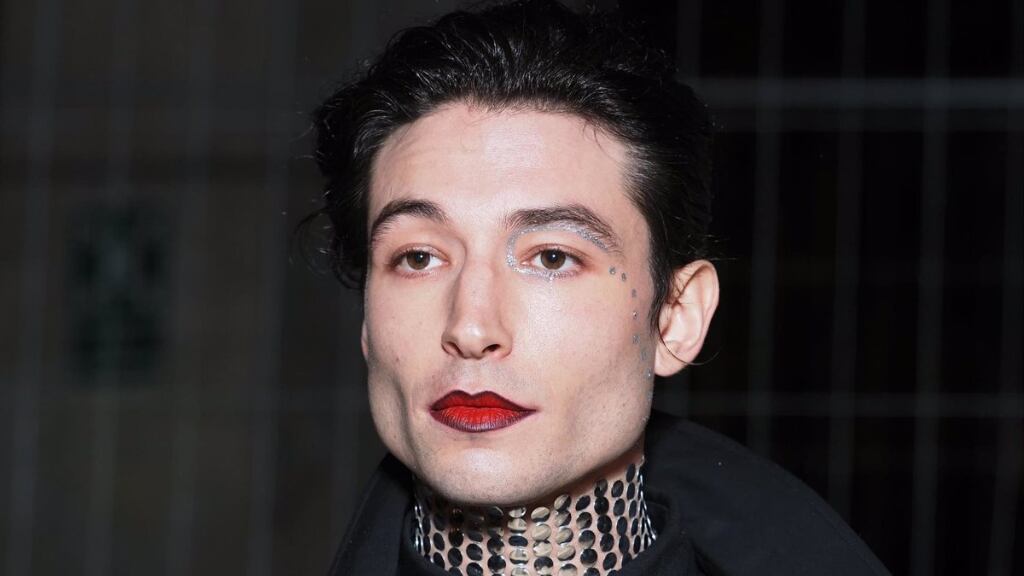 Ezra Miller acusado de acoso por una mujer en Alemania