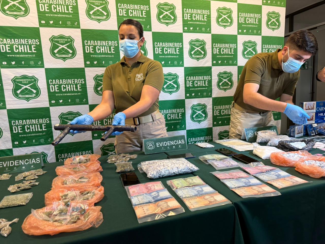 Carabineros detiene a 15 personas y allana 16 inmuebles por microtráfico en Maipú