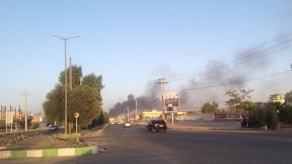 El humo se levanta sobre Zahedan tras el ataque a una comisaría