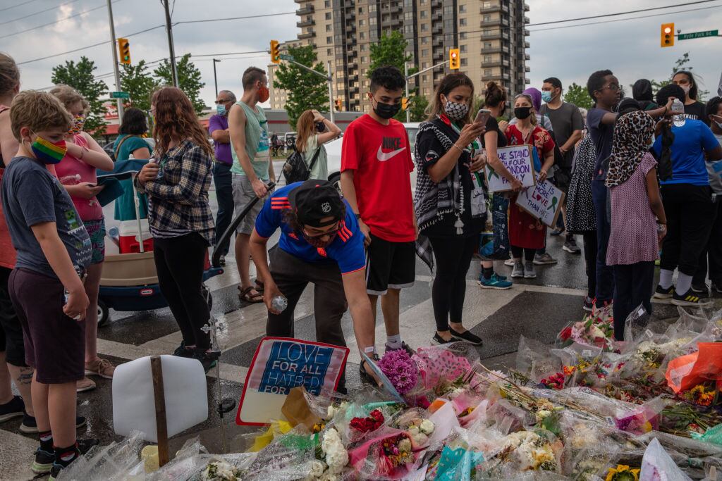 Personas en Canadá rinden homenaje a la familia musulmana asesinada en London de Ontario en 2021, a manos de un supremacista blanco fanático de Trump.