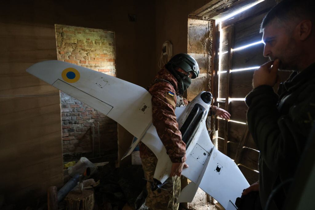 Un miembro del Ejército de Ucrania alista un dron de uso militar en la región de Járkov en el territorio ucraniano.