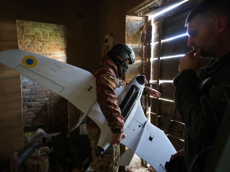 Un miembro del Ejército de Ucrania alista un dron de uso militar en la región de Járkov en el territorio ucraniano.
