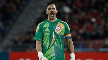 Claudio Bravo entrega detalles sobre la molestia que le impidió seguir jugando ante Paraguay: “Salí por precaución”