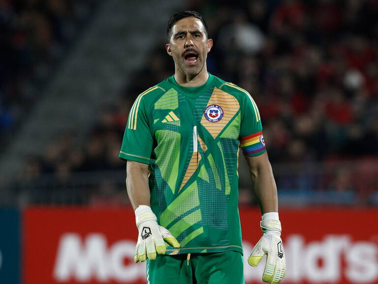 El particular brazalete que lució Claudio Bravo ante Paraguay