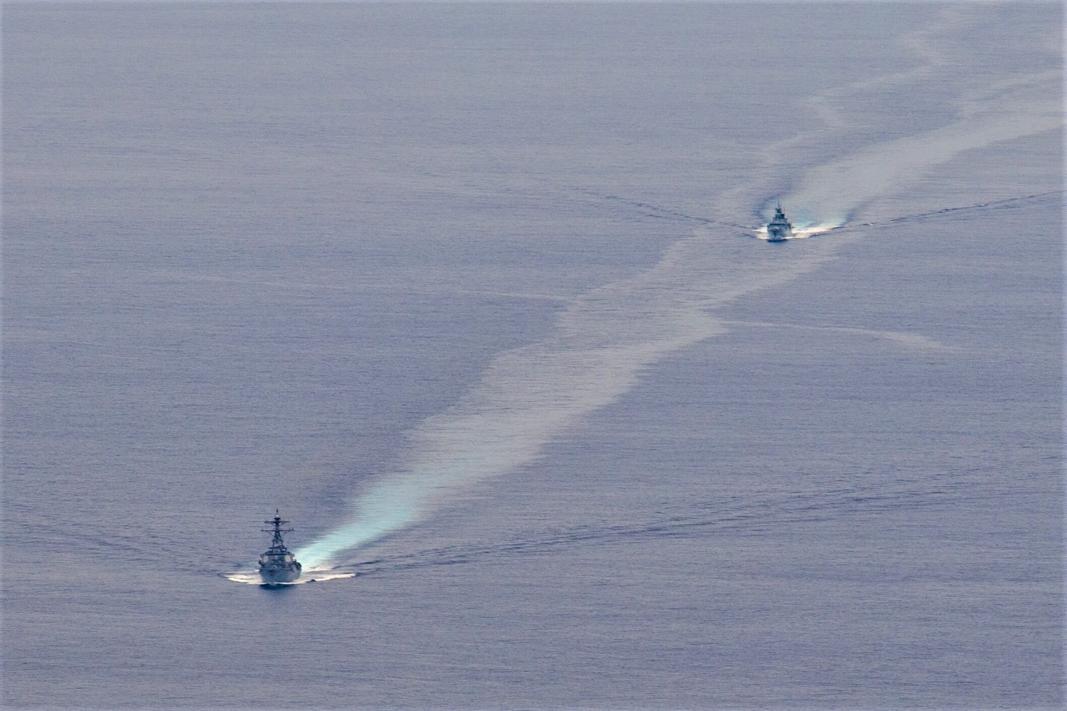 Destructor USS Higgins y fragata HMCS Vancouver avanzan por estrecho de Taiwán