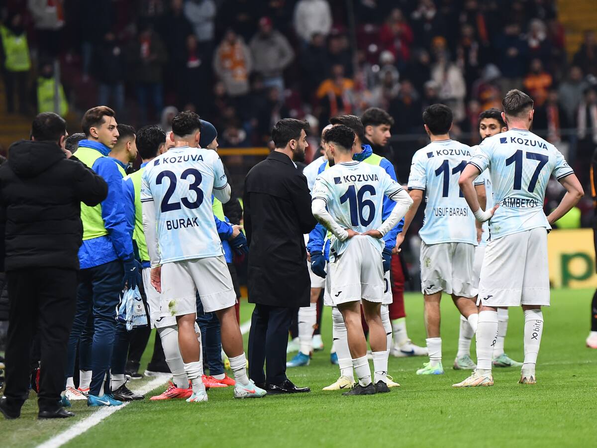 Insólito: Adana Demirspor se retira de su duelo ante Galatasaray por un irregular cobro arbitral