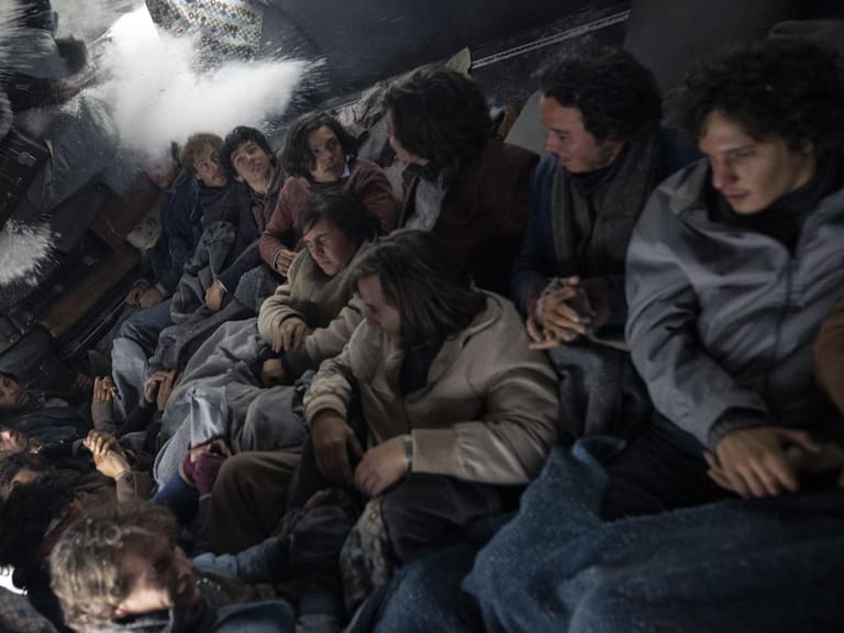 Una nueva víctima de los chilenos en redes sociales: actor de “La Sociedad de la Nieve” es blanco de “funa” por antiguo tuit sobre el país