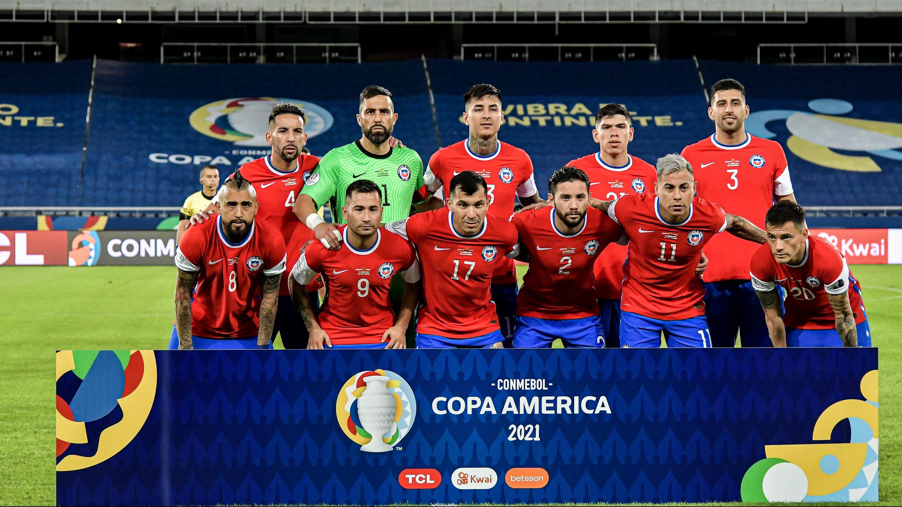 Chilean players pose for a photo before the match against Argentina at the Engenhão stadium, for the Copa América 2021, on June 14, 2021 in Rio de Janeiro, Brazil.(Photo by Thiago Ribeiro/NurPhoto via Getty Images)