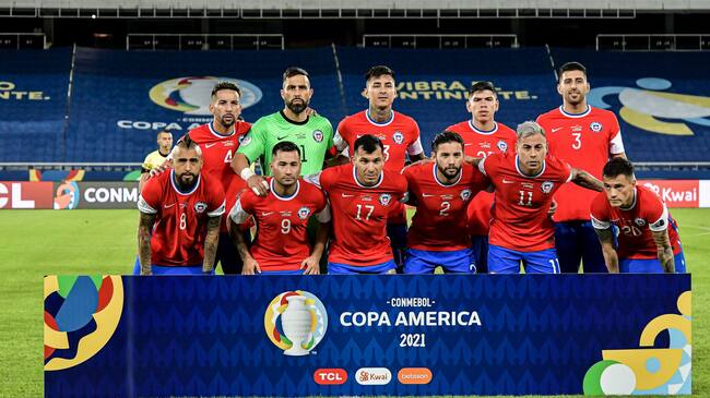 Chilean players pose for a photo before the match against Argentina at the Engenhão stadium, for the Copa América 2021, on June 14, 2021 in Rio de Janeiro, Brazil.(Photo by Thiago Ribeiro/NurPhoto via Getty Images)