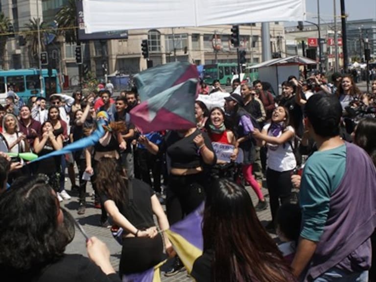 Comenzó toque de queda con diversas manifestaciones en la Región Metropolitana