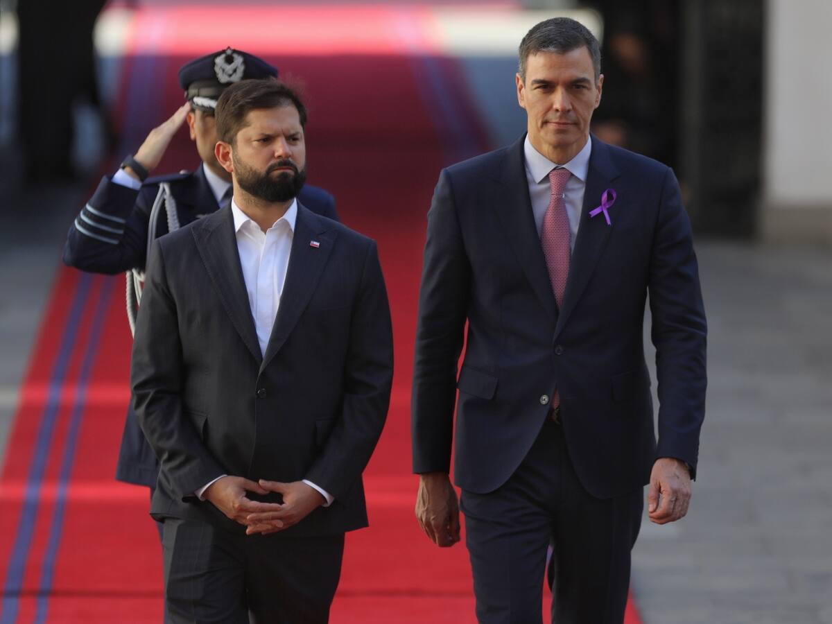 Pedro Sánchez inicia actividades en Chile junto al Presidente Boric en La Moneda