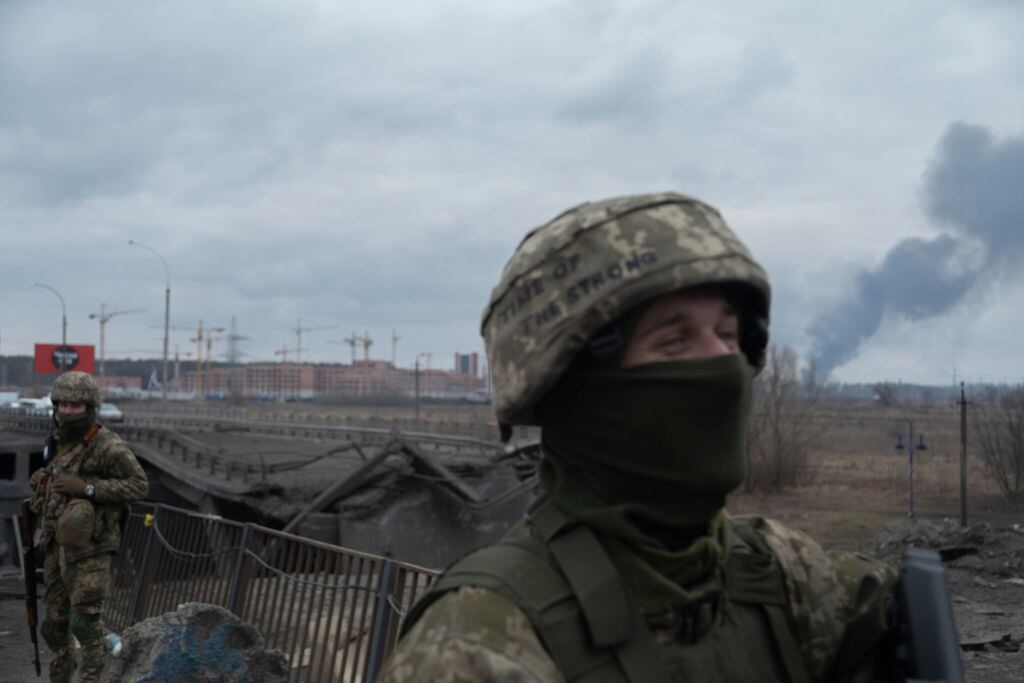 Soldados ucranianos mantienen sus posiciones en los alrededores de Kiev