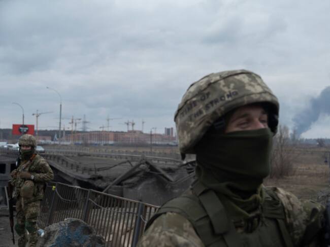 Soldados ucranianos mantienen sus posiciones en los alrededores de Kiev