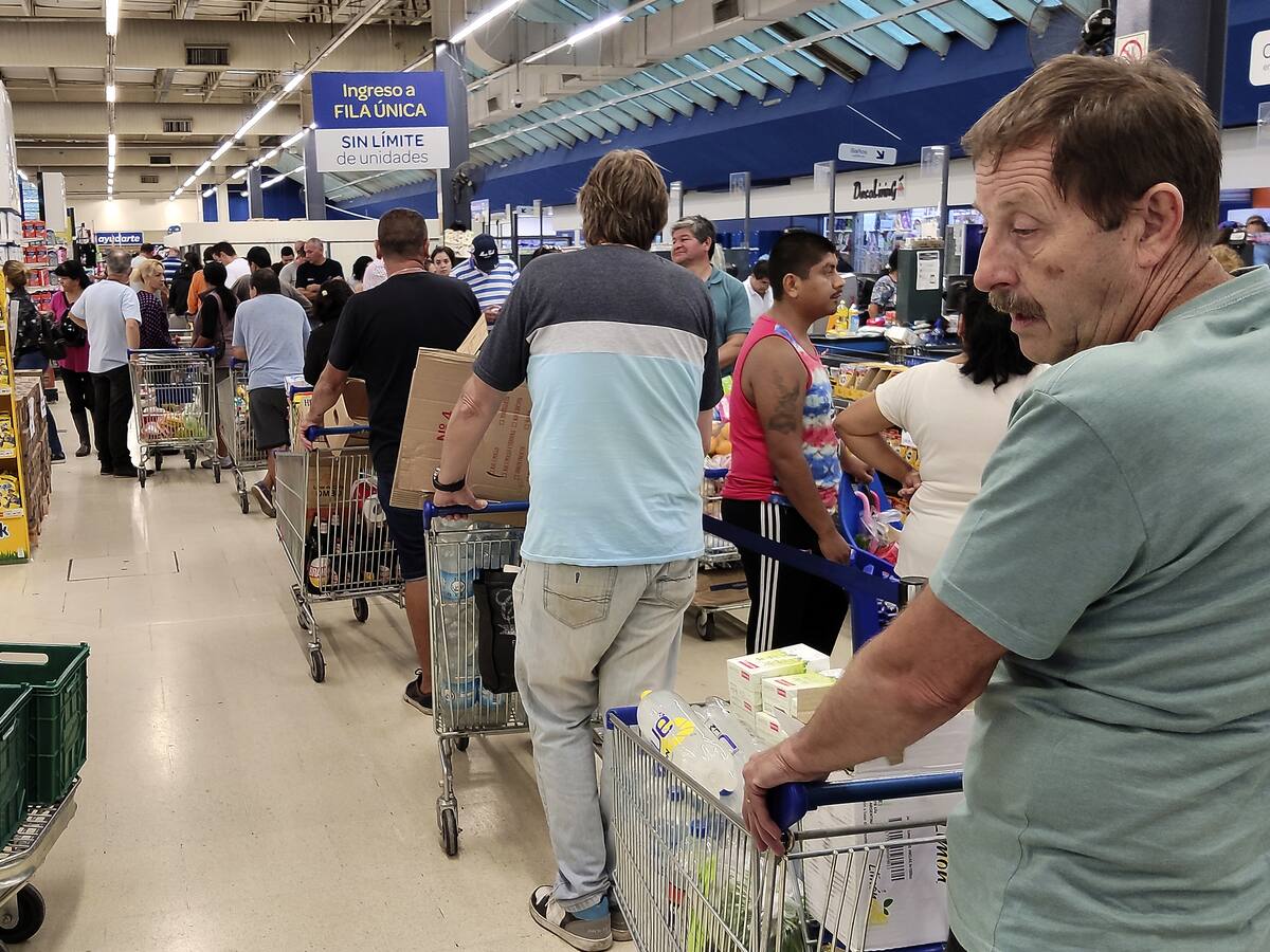 Cencosud podría comprar gigantesca cadena de supermercados en Argentina: es uno de sus principales competidores