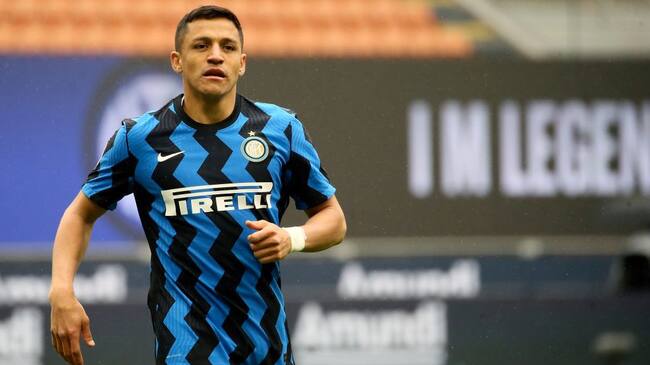 Alexis Sanchez of FC Internazionale looks on during the Serie A match between FC Internazionale and Cagliari Calcio at Stadio Giuseppe Meazza on April 11, 2021 in Milan, Italy. Sporting stadiums around Italy remain under strict restrictions due to the Coronavirus Pandemic as Government social distancing laws prohibit fans inside venues resulting in games being played behind closed doors. (Photo by Giuseppe Cottini/NurPhoto via Getty Images)