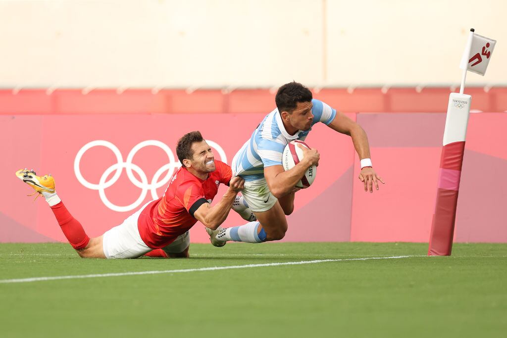 Lautaro Bazan anota un try ante los británicos en el rugby seven de Tokio 2020