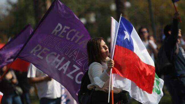 Periódico español aborda las encuestas que dan por ganador al Rechazo, pero destaca la cantidad de indecisos