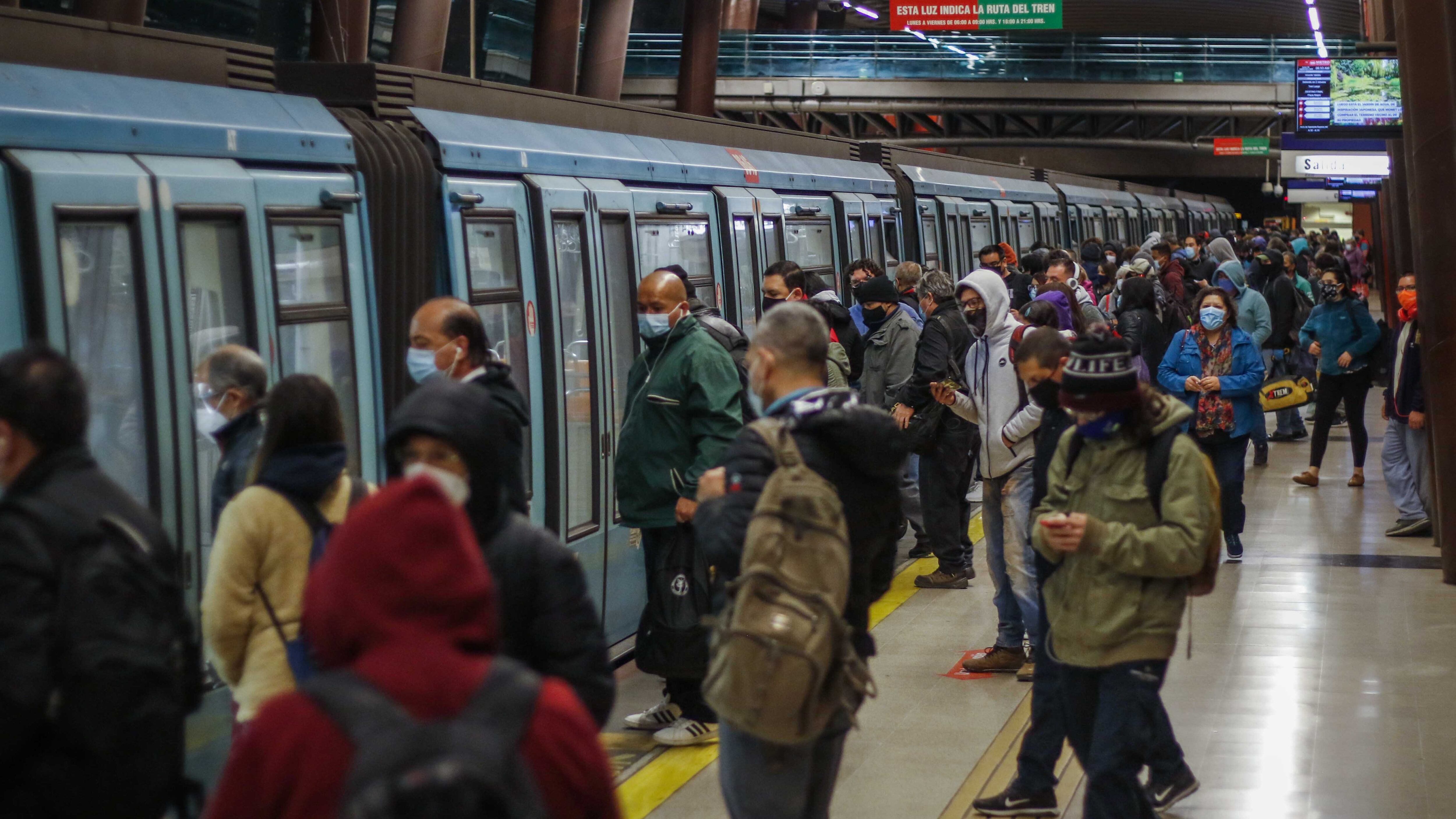 28 de septiembre del 2020/SANTIAGOCientos de personas llegan a esperar el tren, en la Estación del Metro, Vicente Valdés, en la comuna de La Florida, tras salir de cuarentena el 97 porciento de los capitalinos.
FOTO: SEBASTIAN BELTRAN GAETE/AGENCIAUNO