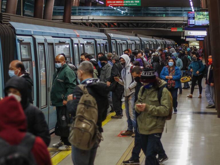 28 de septiembre del 2020/SANTIAGOCientos de personas llegan a esperar el tren, en la Estación del Metro, Vicente Valdés, en la comuna de La Florida, tras salir de cuarentena el 97 porciento de los capitalinos.
FOTO: SEBASTIAN BELTRAN GAETE/AGENCIAUNO