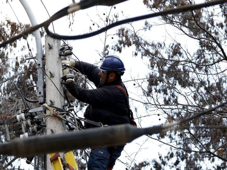15 de Julio de 2017/SANTIAGO Trabajadores de Enel, trabajan en el sector de providencia tras el corte de luz en algunas comunas y que ha demorado en algunos sectores mas de 24 horas tras la nevazos que afecto el pas
FOTO:MARIO DAVILA/AGENCIAUNO