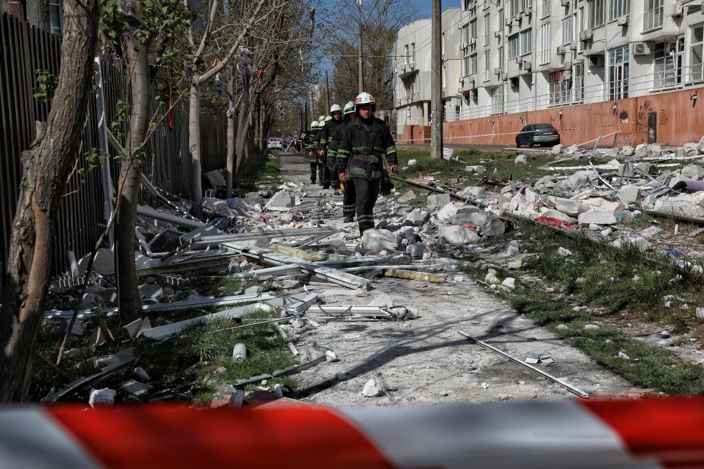 Bomberos trabajan en medio del daño que dejan los misiles en Odesa