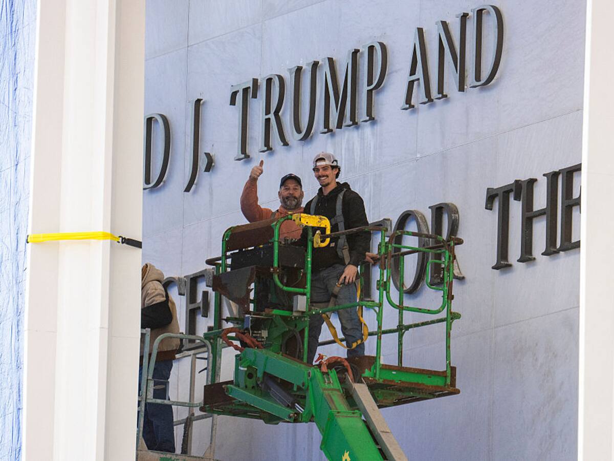 Culto al líder: Donald Trump añade su nombre a icónico edificio estadounidense