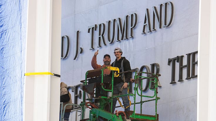 Culto al líder: Donald Trump añade su nombre a icónico edificio estadounidense