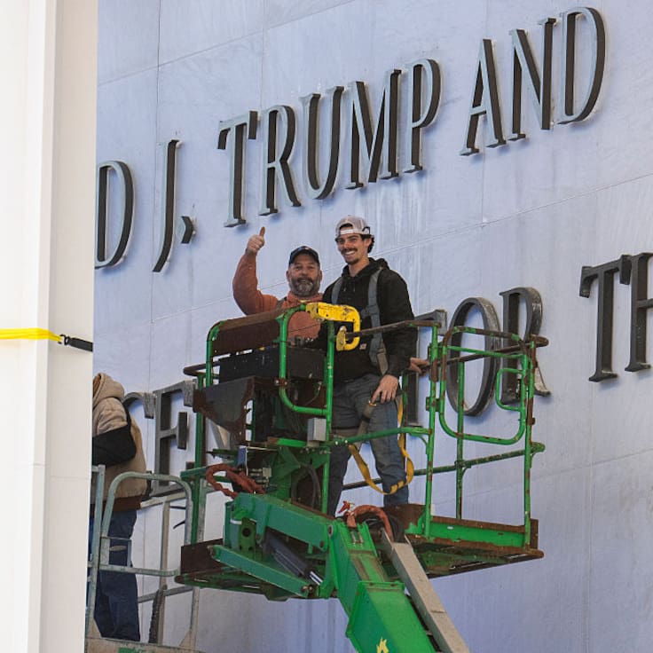 Culto al líder: Donald Trump añade su nombre a icónico edificio estadounidense