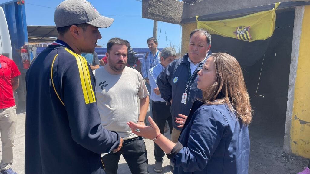 Alexandra Benado visita al sinestrado club Huracán Sur en Viña del Mar: "En enero vamos a reponer pérdidas materiales"