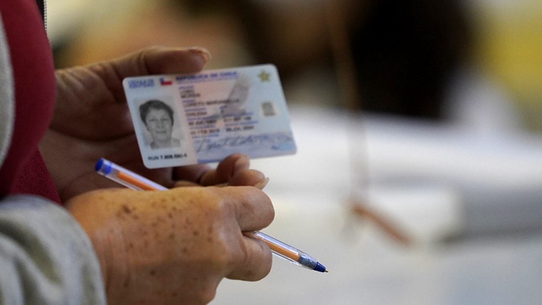 Cédula de identidad y lápiz pasta azul / Foto: Agencia Uno