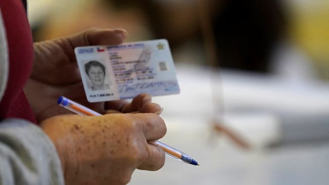 Cédula de identidad y lápiz pasta azul / Foto: Agencia Uno