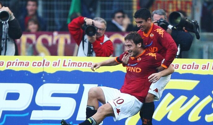 Francesco Totti y David Pizarro en la Roma / Getty Images