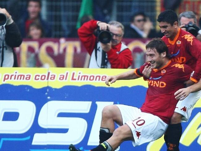 Francesco Totti y David Pizarro en la Roma / Getty Images