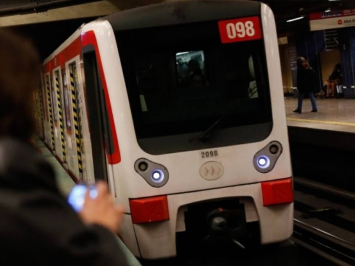 Línea 1 del Metro de Santiago reporta retraso en su frecuencia por fallas técnicas