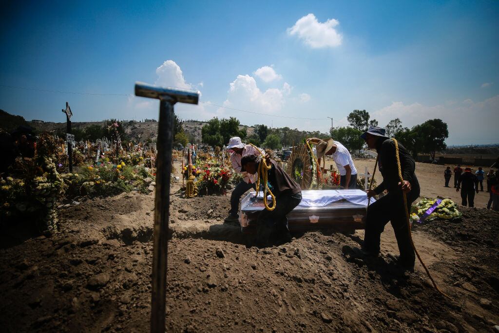 Entierro de víctima del Covid-19 en México