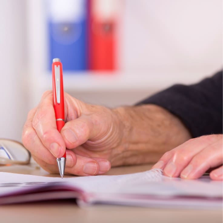 Empresa ofrece trabajo a mayores de 80 años sin salir de sus casas: estos son los requisitos para postular