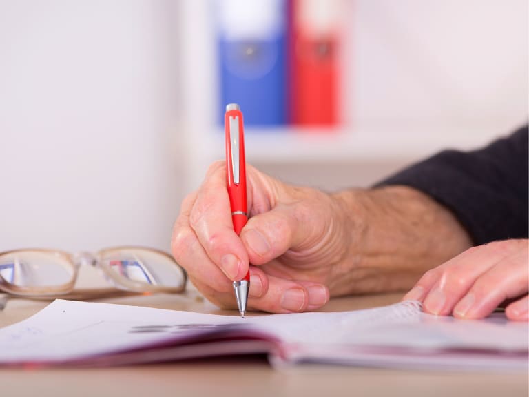 Empresa ofrece trabajo a mayores de 80 años sin salir de sus casas: estos son los requisitos para postular