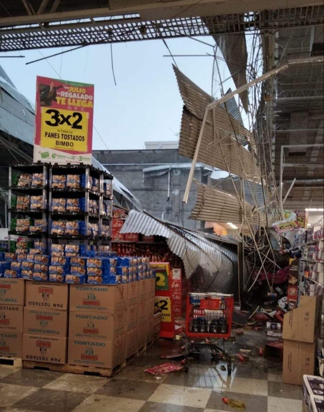 El techo caído de un supermercado en Mixcoac