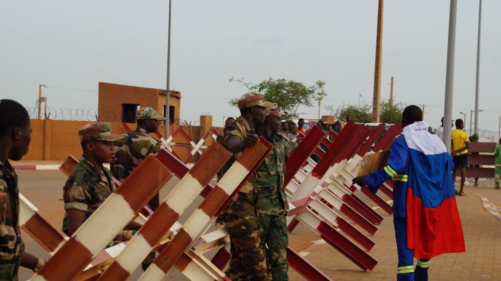 Las fuerzas nigerinas resguardan una base militar en Niamey de Níger