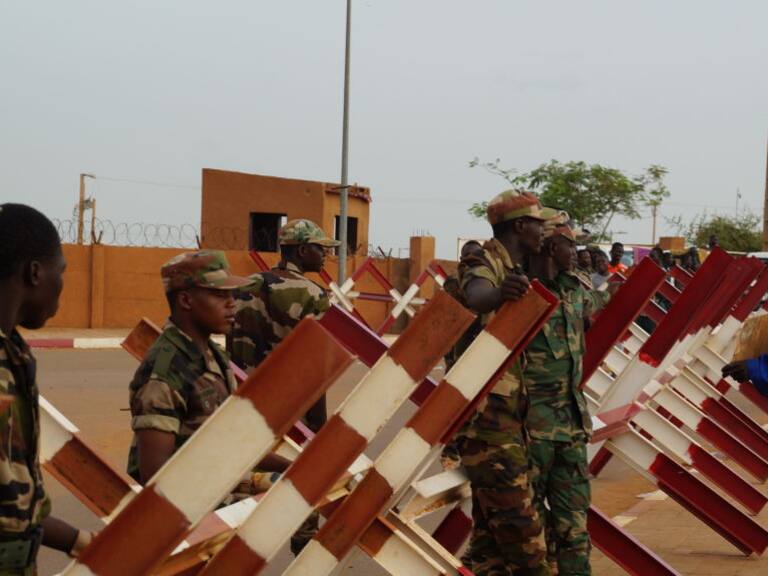 Las fuerzas nigerinas resguardan una base militar en Niamey de Níger