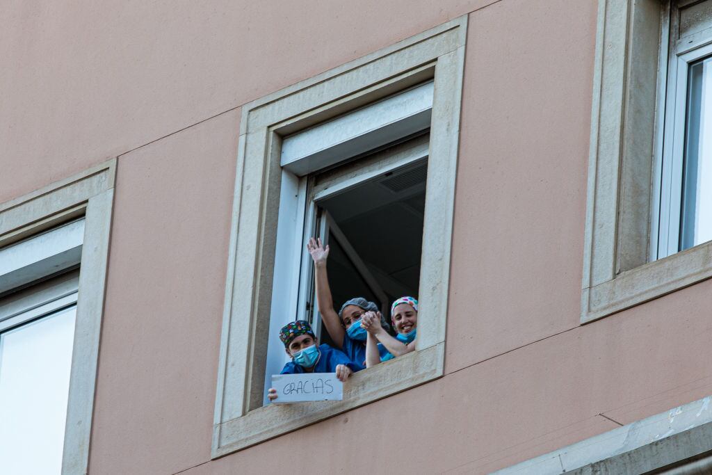 Unas enfermeras reciben aplausos en un hospital de la ciudad de Barcelona
