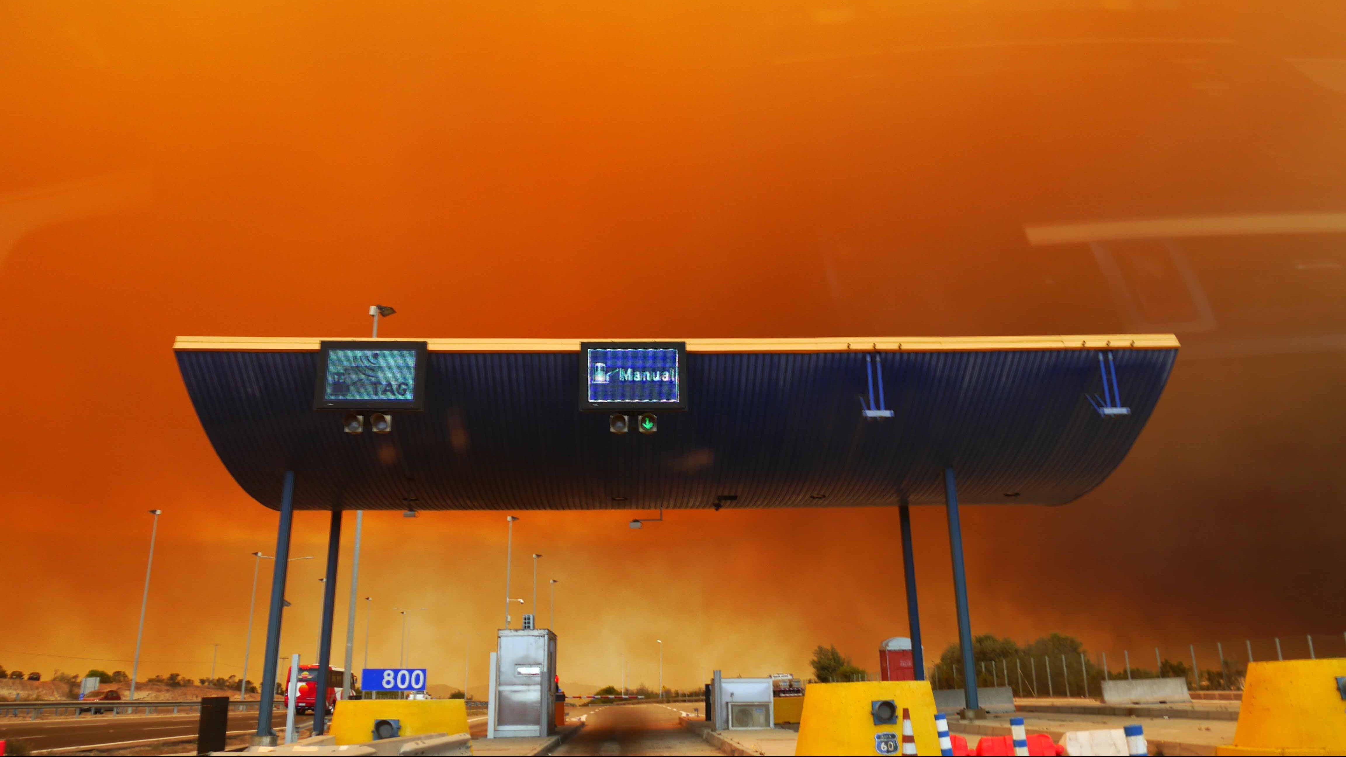15 DE ENERO 2020/ QUILPUEPeaje del troncal sur vista del hongo del incendio forestal que se desarrolla en la Reserva Nacional Lago peñuelas. donde ha consumido c hasta ahora 120 hectáreas .
FOTO: SANTIAGO MORALES /AGENCIAUNO