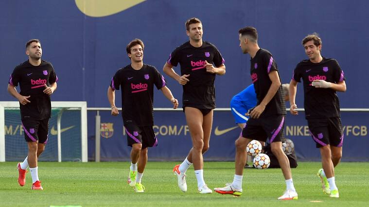 (L to R) Barcelona's Spanish defender Jordi Alba, Barcelona's Spanish midfielder Riqui Puig, Barcelona's Spanish defender Gerard Pique, Barcelona's Spanish midfielder Sergio Busquets and Barcelona's Spanish defender Sergi Roberto attend a training session at the Joan Gamper training ground in Sant Joan Despi on September 13, 2021, on the eve of their UEFA Champions League football match against Bayern Munich. (Photo by Josep LAGO / AFP) (Photo by JOSEP LAGO/AFP via Getty Images)