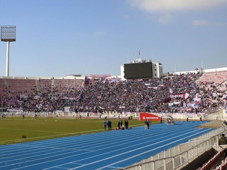 Banderazo: Hinchas de la U exhiben histórico lienzo robado a la Garra Blanca