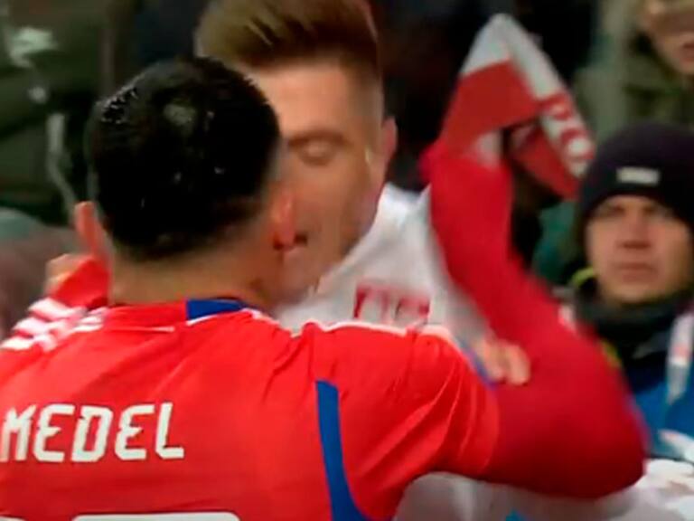 Gary Medel se enfrascó en una pelea con Krzysztof Piatek en la derrota de Chile ante Polonia
