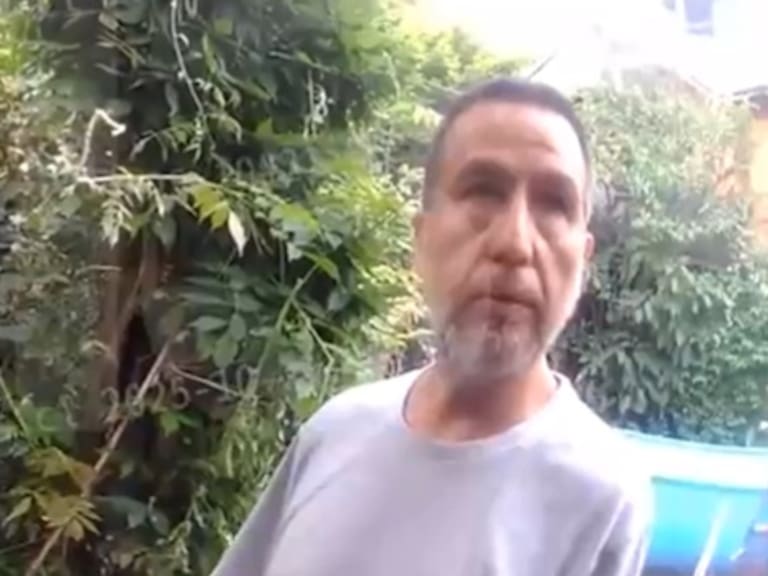 Su actitud impacta: Filtran registros del momento en que Jorge Ugalde recibe a Carabineros por muerte de fotógrafo de la Teletón y sus hijos