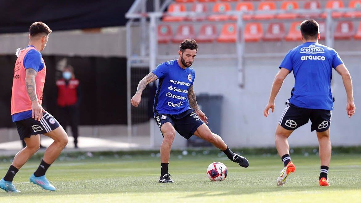 Eduardo Vargas y Eugenio Mena fueron parte de los entrenamientos de la selección chilena de cara al partido ante Bolivia