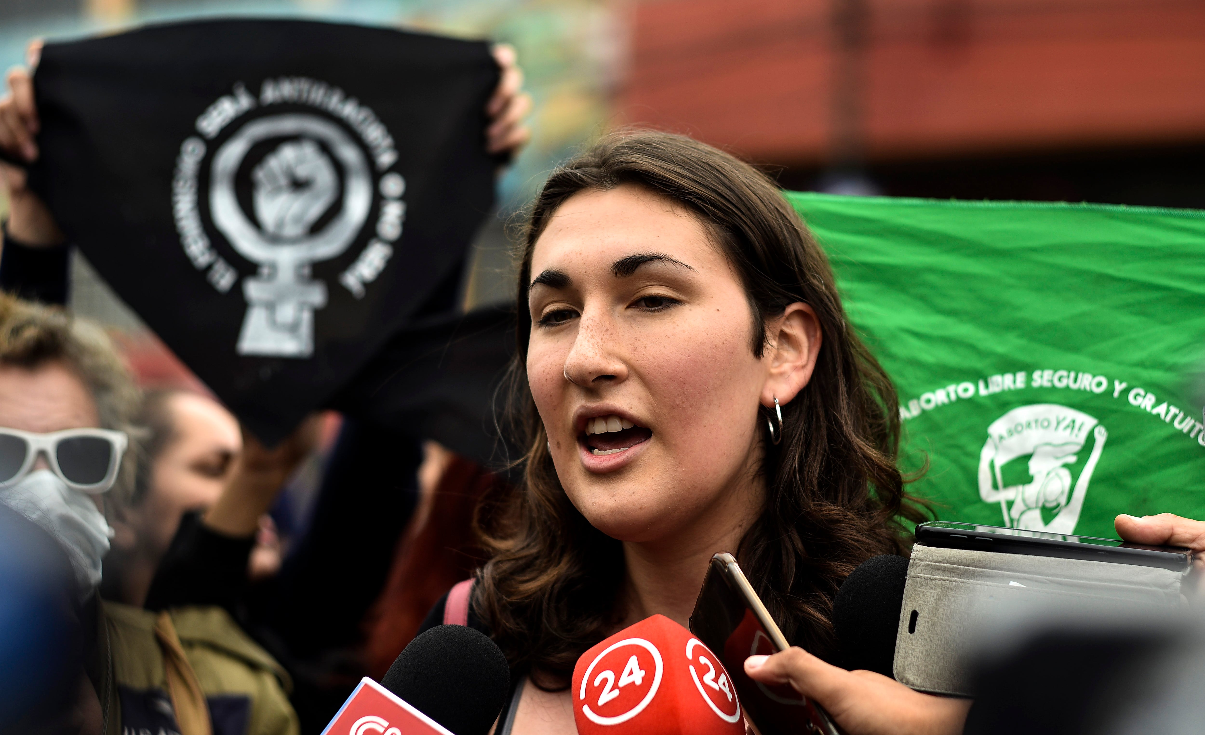 VALPARAISO, 03 de Marzo 2020.Presidenta de la Fech Emilia Schneider da declaraciones durante manifestaciones feministas en Av. Argentina en el contexto de la interpelacion a la Ministra Plá en el Congreso Nacional en Valparaiso
FOTO: MIGUEL MOYA//AGENCIAUNO