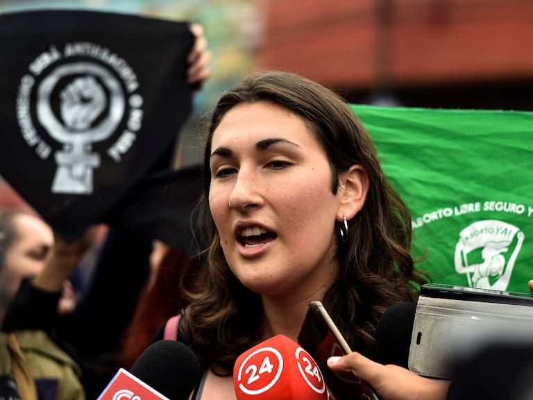 VALPARAISO, 03 de Marzo 2020.Presidenta de la Fech Emilia Schneider da declaraciones durante manifestaciones feministas en Av. Argentina en el contexto de la interpelacion a la Ministra Plá en el Congreso Nacional en Valparaiso
FOTO: MIGUEL MOYA//AGENCIAUNO